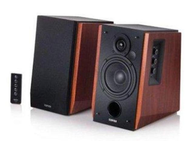 Edifier  R2000DB Powered Bluetooth Lifestyle Bookshelf Speakers in Brown in Excellent condition